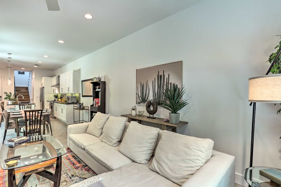 Sunny Austin Abode: Proximity to Parks & Dtwn Apartment in Austin
