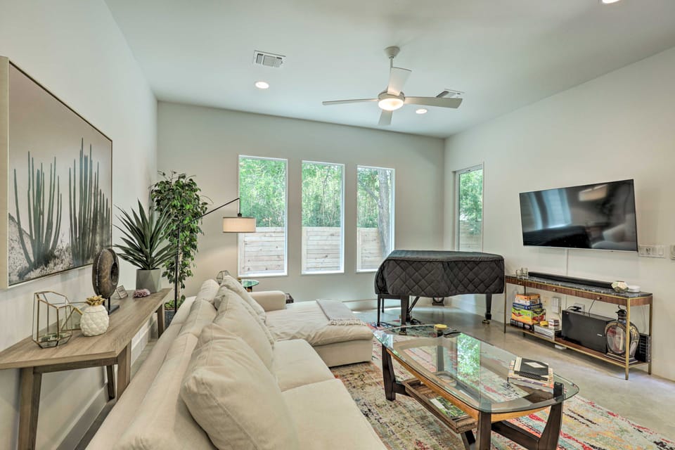 Sunny Austin Abode: Proximity to Parks & Dtwn Apartment in Austin