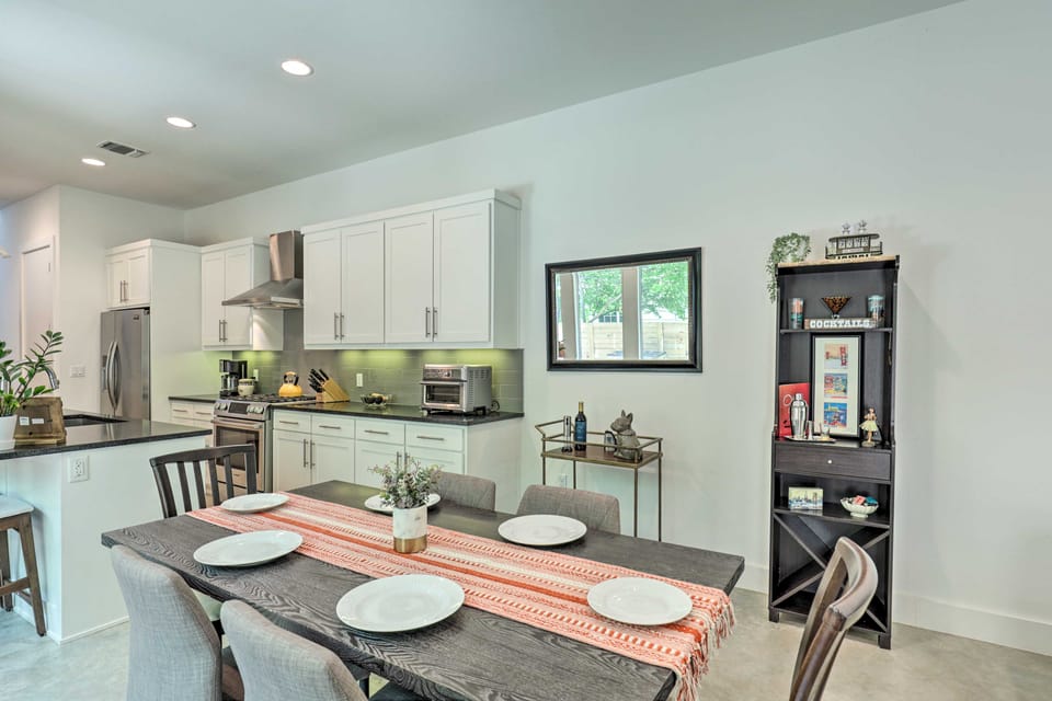 Sunny Austin Abode: Proximity to Parks & Dtwn Apartment in Austin
