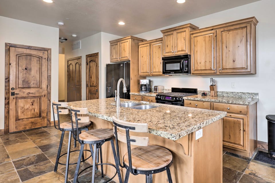 Midway Ski/Snowboard & Mountain Adventure Hub Apartment in Midway