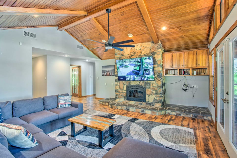 Waterfront Yantis Retreat w/ Deck & Zipline! House in Texas