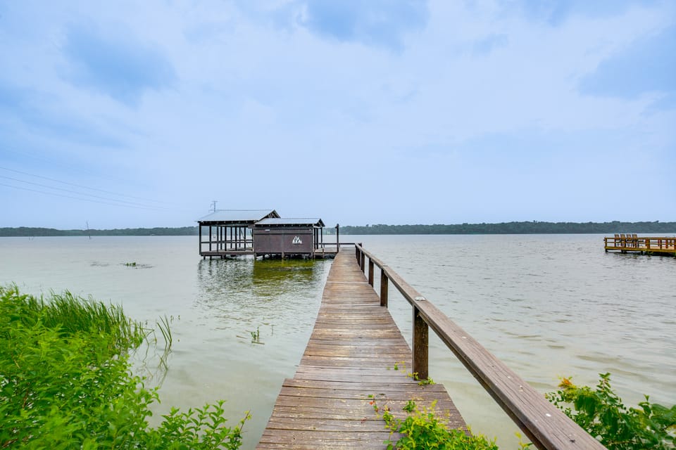 Waterfront Yantis Retreat w/ Deck & Zipline! House in Texas