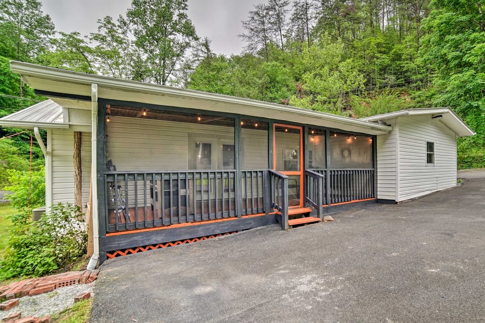 'Creekside Ranch' w/ Porch ~ 2 Mi to Pkwy House in Pigeon Forge