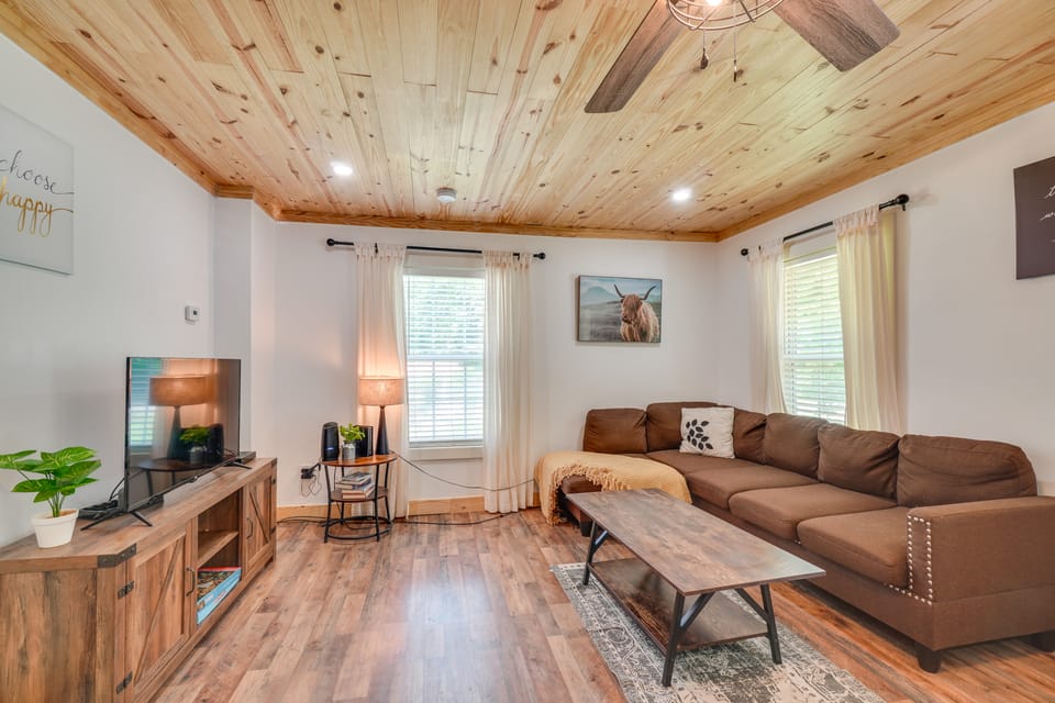 'Creekside Ranch' w/ Porch ~ 2 Mi to Pkwy House in Pigeon Forge