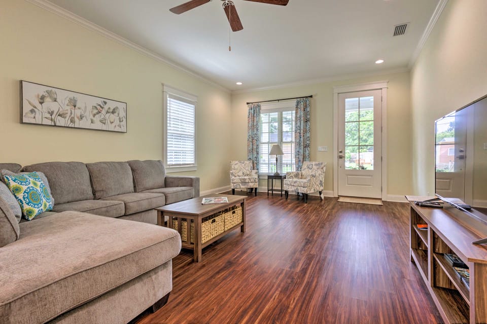 NEW! Lovely Mobile Retreat w/ Deck & Front Porch! House in Mobile