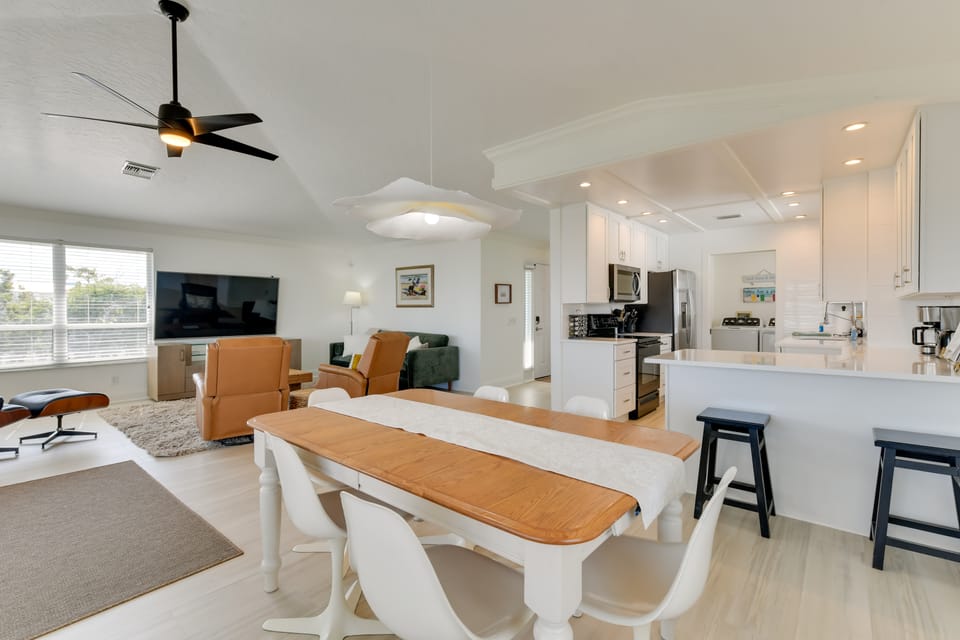 Steps to Ocean & Bay: Bradenton Beach Townhome! Apartment in Bradenton Beach
