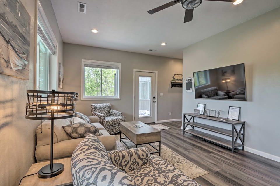 Lake Views, Fire Pit! ‘Blue Cabin’ Ozarks Getaway House in Lake of the Ozarks