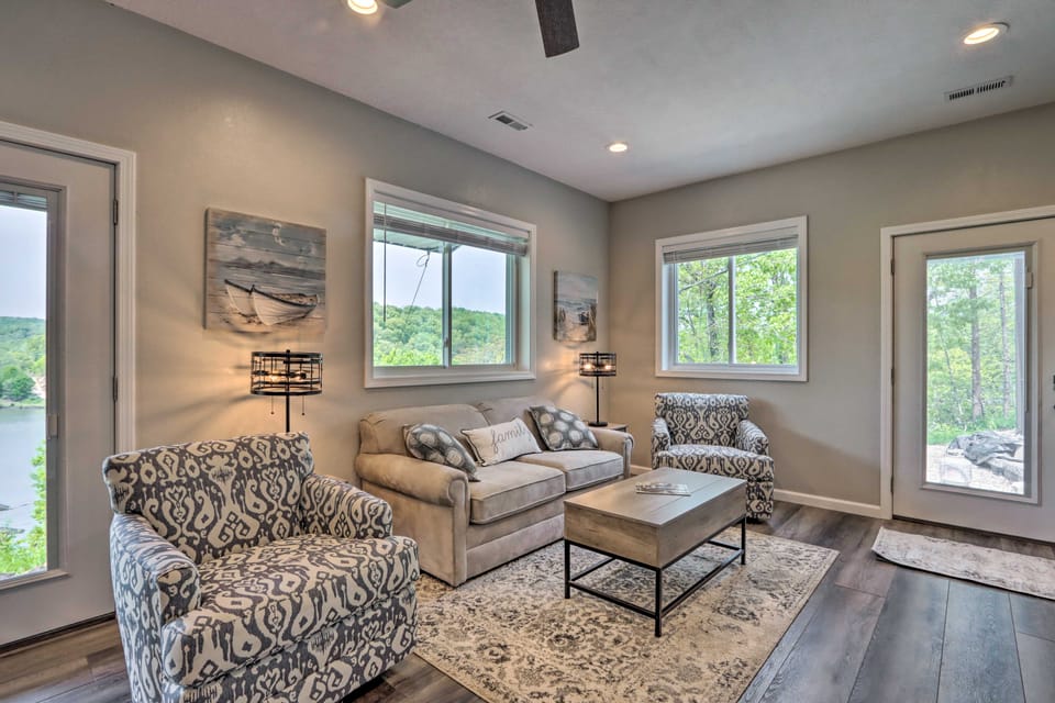 Lake Views, Fire Pit! ‘Blue Cabin’ Ozarks Getaway House in Lake of the Ozarks