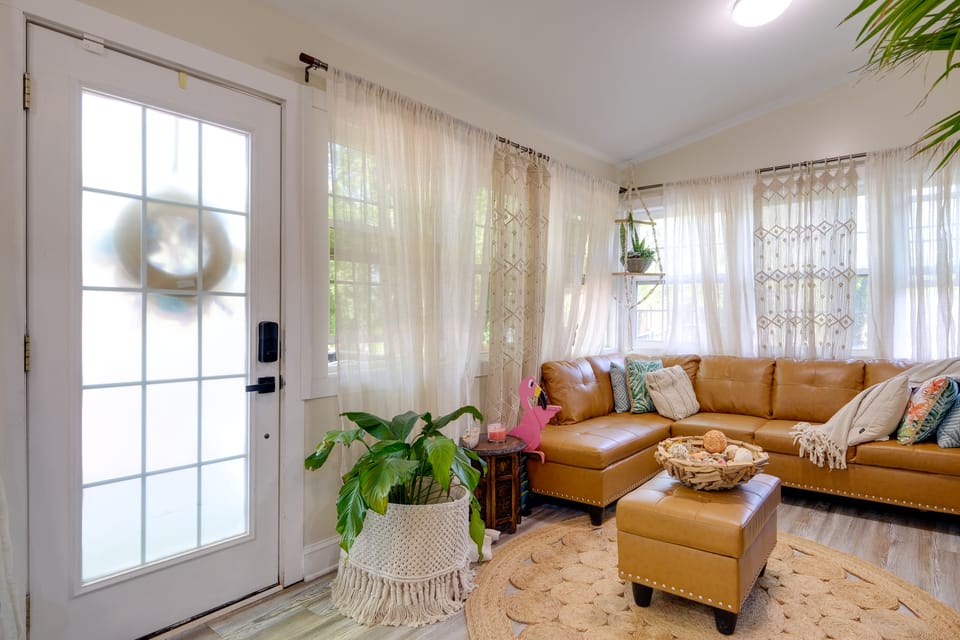 Adorable Beach Cottage w/ Hot Tub & Tropical Bar! Cottage in Maryland