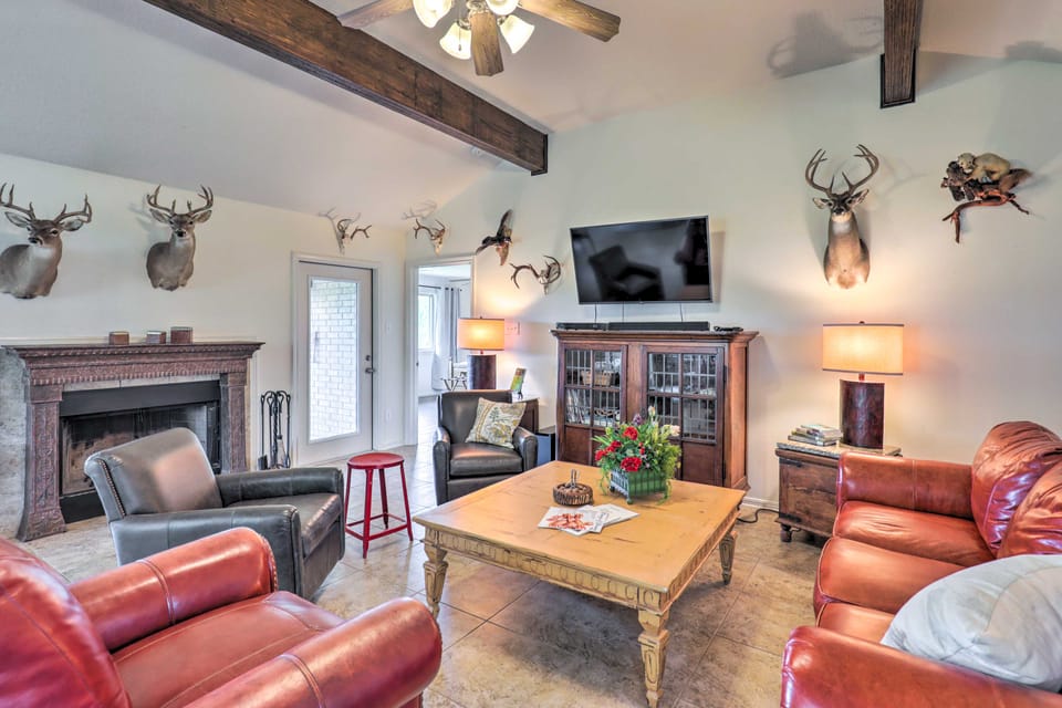 Charming Cameron Farm Retreat ~ 41 Mi to TAMU House in Texas