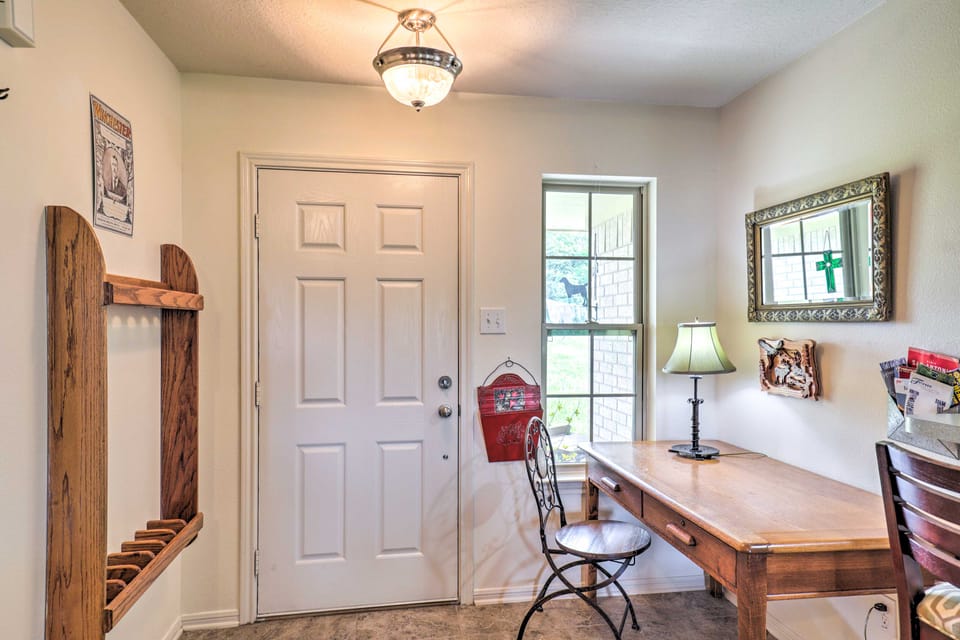 Charming Cameron Farm Retreat ~ 41 Mi to TAMU House in Texas