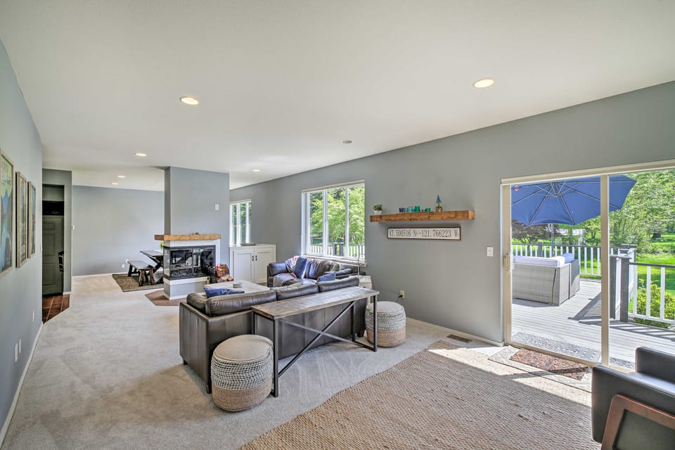 Riverside North Bend Oasis: Stunning Mountain View House in North Bend