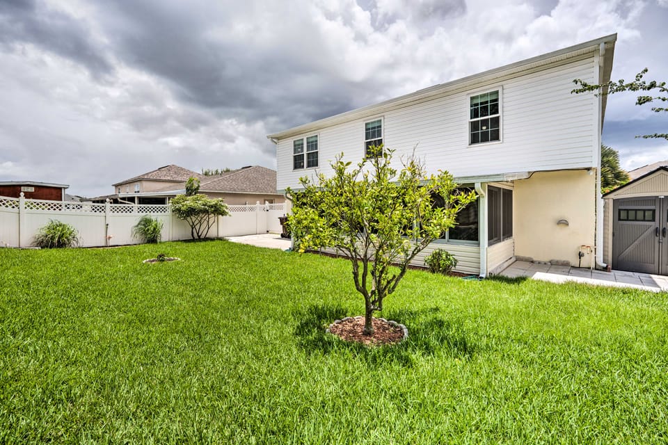 Game Room, Fenced Yard! Extended Base Near WDW House in Haines City