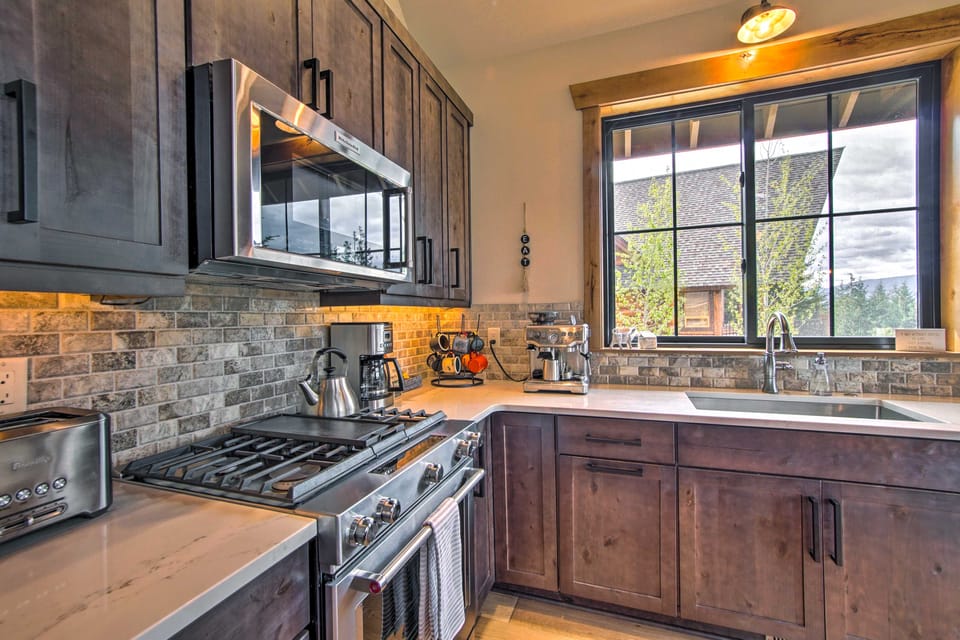 Soak, Night Ski & Explore! Cle Elum Mtn-View Cabin House in Roslyn