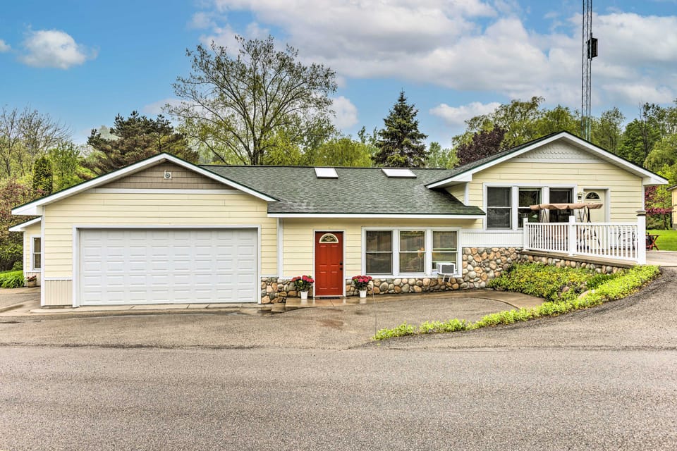 18 Mi to Crystal Mtn: Couple's Haven Near Lake Apartment in Michigan