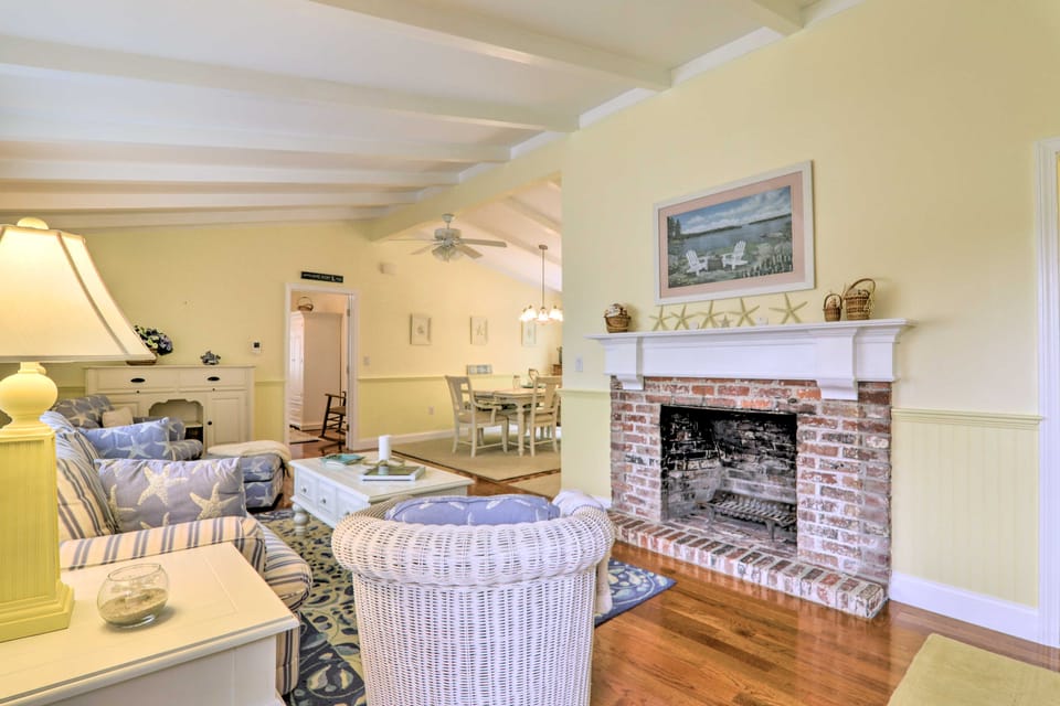 Near Craigville Beach & Main St! Sunny Cottage House in Hyannis Port