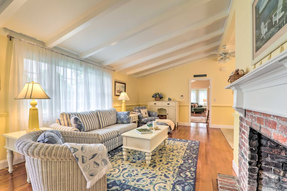 Near Craigville Beach & Main St! Sunny Cottage House in Hyannis Port