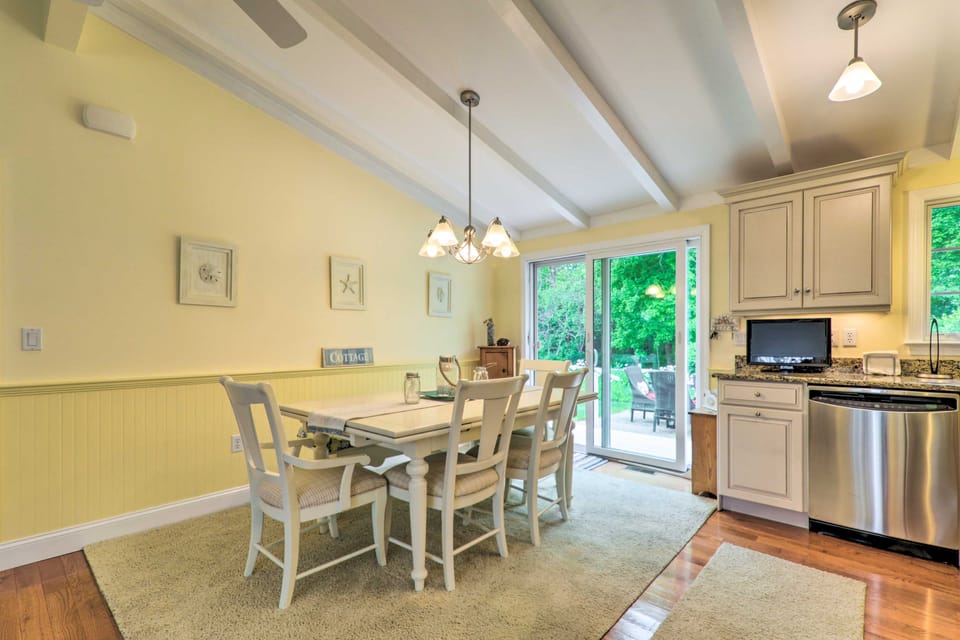 Near Craigville Beach & Main St! Sunny Cottage House in Hyannis Port