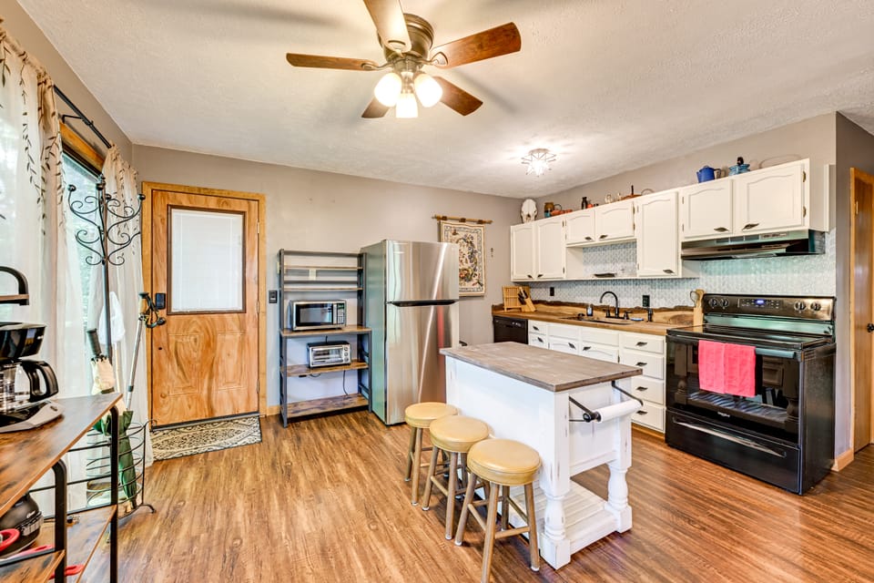 Artist's Retreat at Sky Valley w/ Balcony & Deck House in Sky Valley
