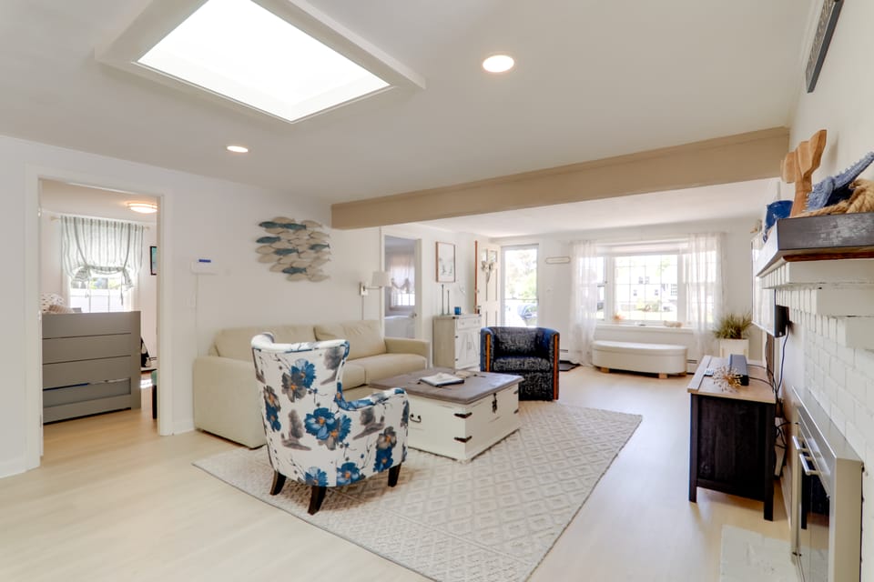 2 Mi to Seagull Beach: Charming Family Home House in West Yarmouth