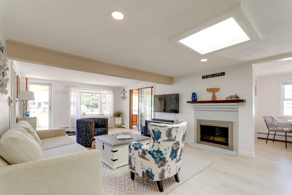 2 Mi to Seagull Beach: Charming Family Home House in West Yarmouth