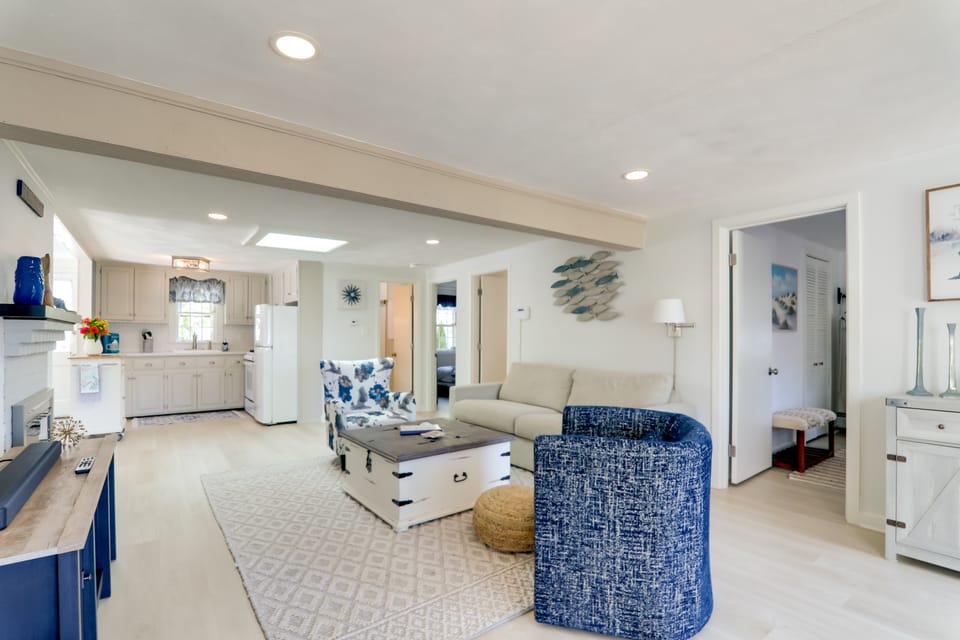 2 Mi to Seagull Beach: Charming Family Home House in West Yarmouth