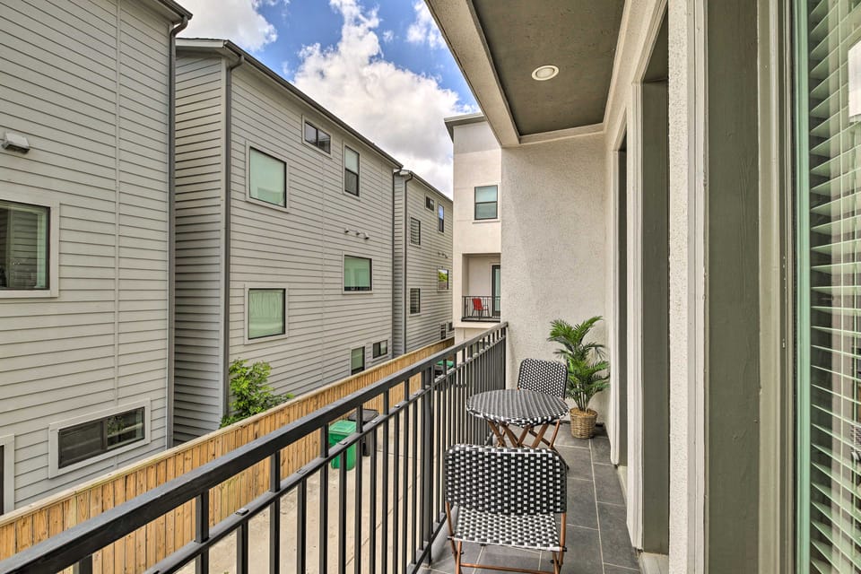 Stylish Houston Townhome ~ 3 Mi to Downtown! Apartment in Houston