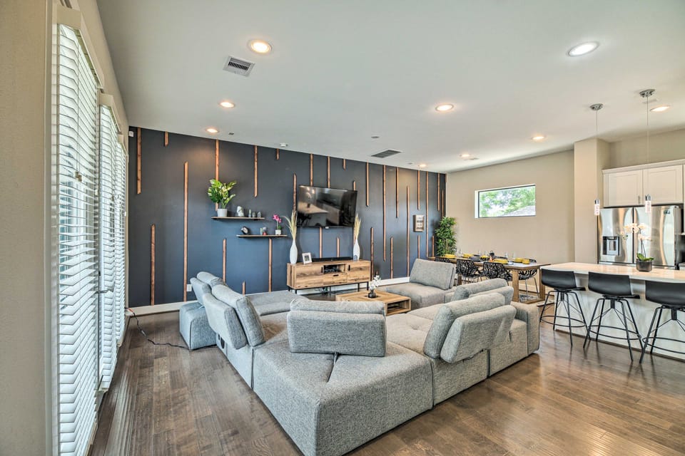 Stylish Houston Townhome ~ 3 Mi to Downtown! Apartment in Houston