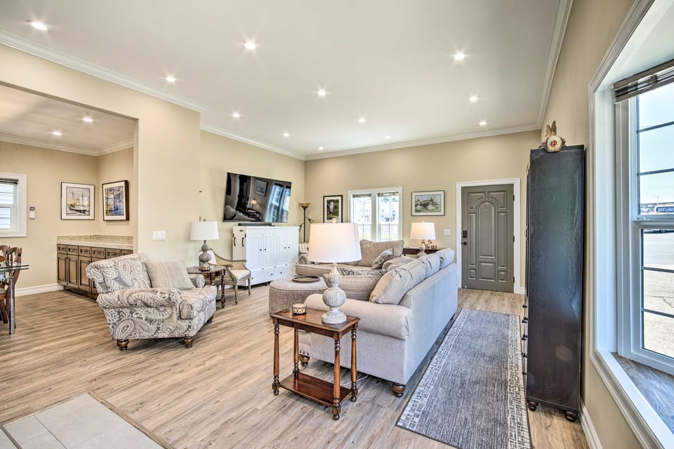 Renovated North Bend Cottage: Near Eateries! House in Coos Bay