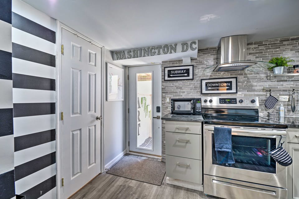 Stylish DC Studio ~ 5 Mi to National Mall! Apartment in District of Columbia