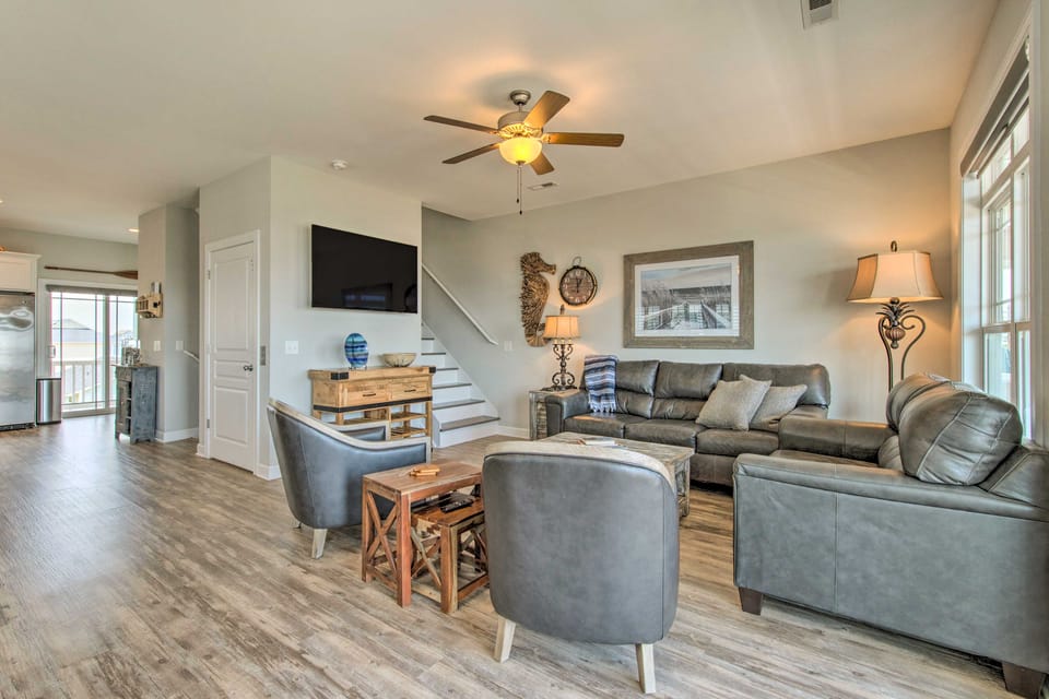 Surf City Escape w/ 6 Decks: Steps To Beach House in Surf City