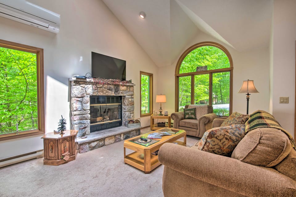 Deck & Resort Amenities: Pocono Lake Home Cottage in Coolbaugh Township