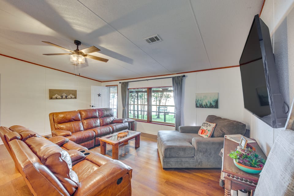 Lakefront Crockett Cabin w/ Boathouse & Kayaks! House in Texas
