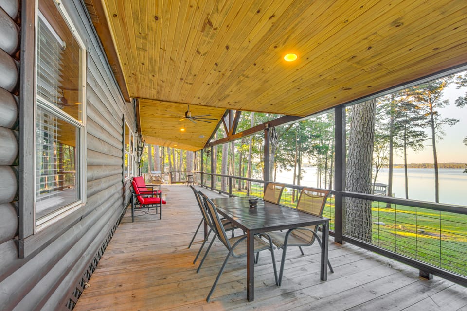Lakefront Crockett Cabin w/ Boathouse & Kayaks! House in Texas