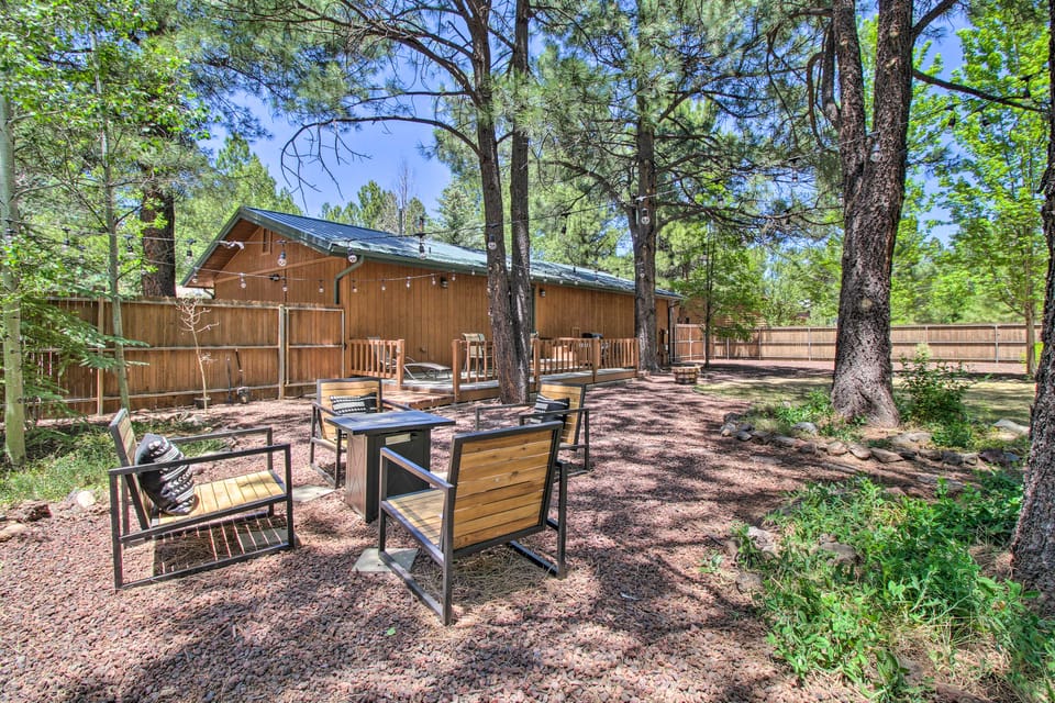 Cozy Forest Retreat! Pet-Friendly Pinetop Cabin House in Arizona