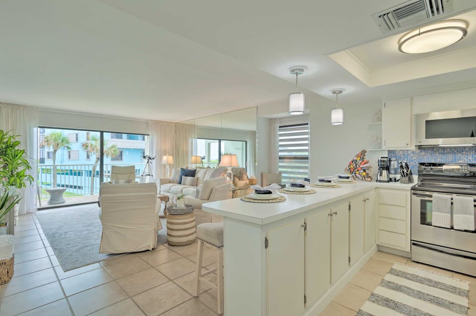 Stuart Condo at Beachfront Resort w/ Ocean Views Apartment in Hutchinson Island