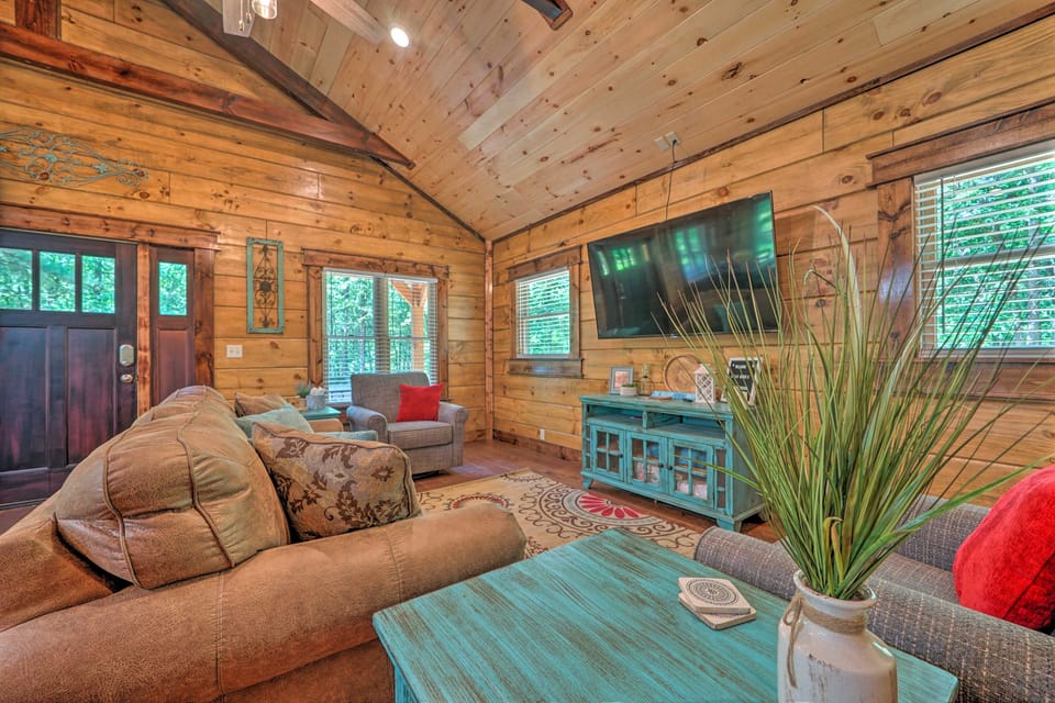 'Falling Star' Eagletown Cabin w/ Hot Tub: Pets OK House in Arkansas