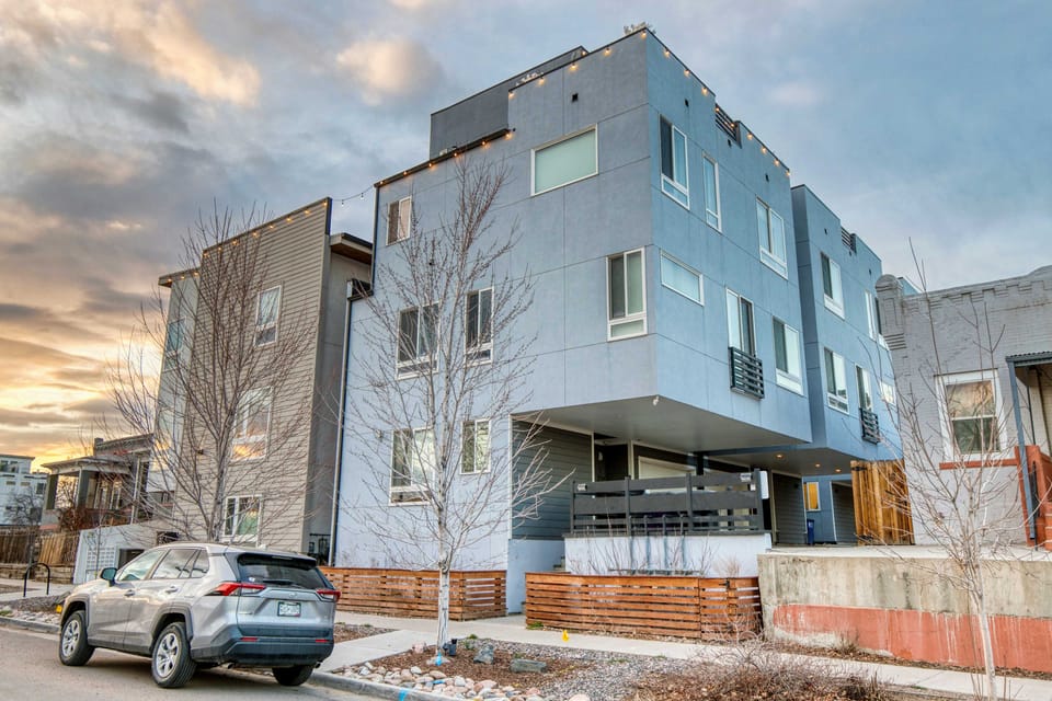 Walk to Empower Field: Townhome w/ Hot Tub! Apartment in Denver