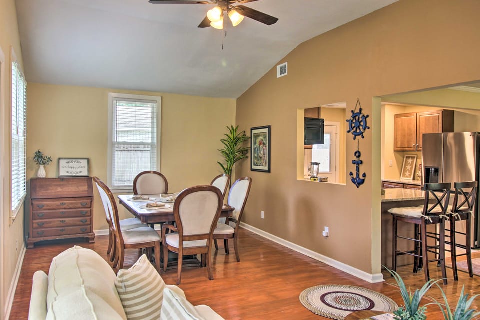 Updated Savannah Hideaway w/ Luxury Backyard! House in Savannah