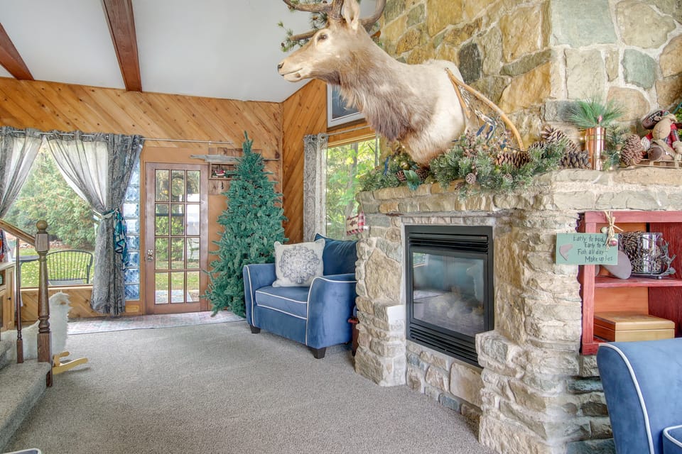 Spacious Waterfront Retreat Near UW-Green Bay House in Green Bay