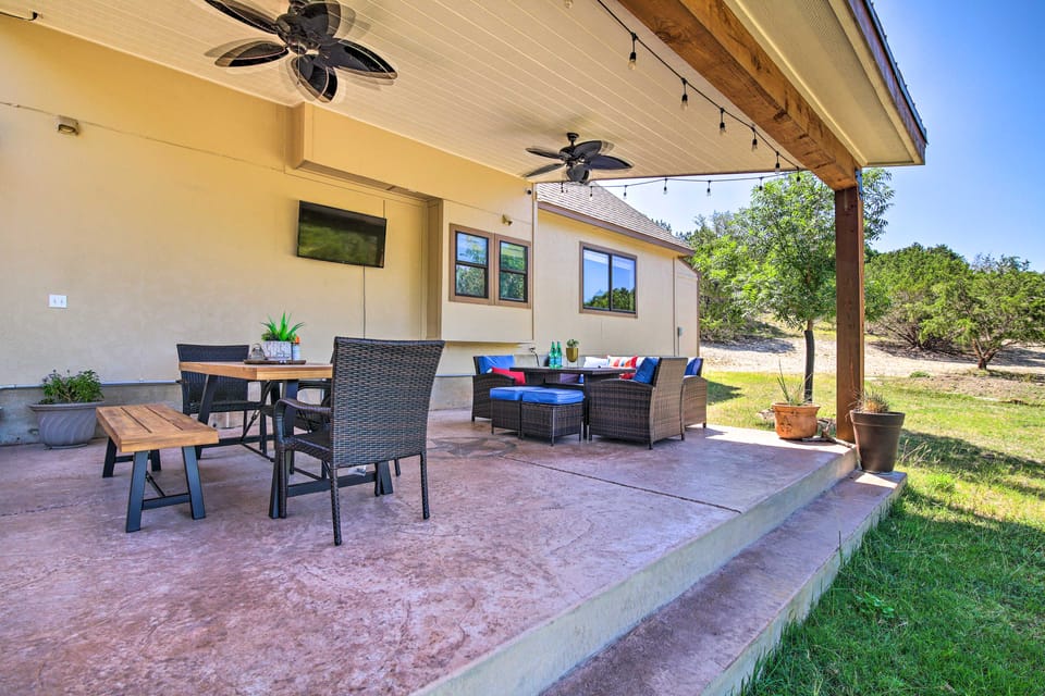 Game Room + 1-Acre Yard! Lake Travis Retreat House in Lago Vista