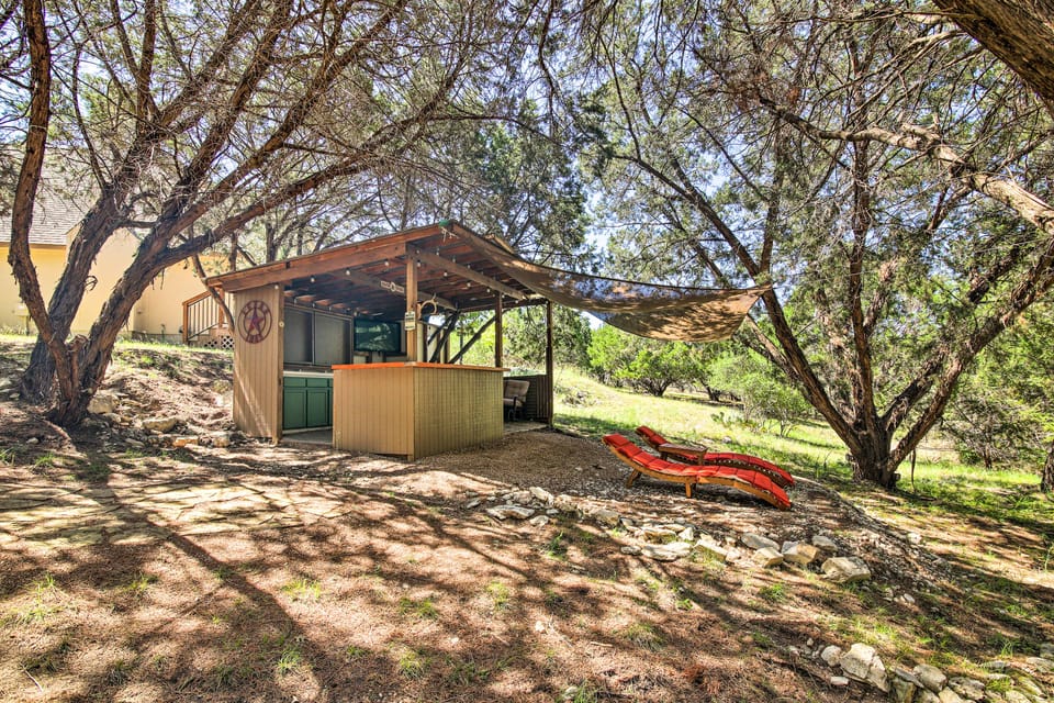 Game Room + 1-Acre Yard! Lake Travis Retreat House in Lago Vista