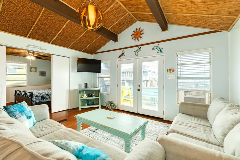 Walk to Ocean: Coastal Surfside Beach Bungalow! House in Surfside Beach