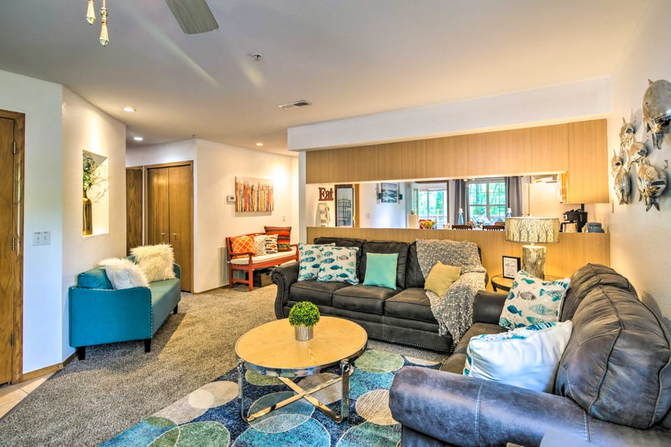 All-Season Sunroom! Lakefront Gem 5 Mi to 76 Strip Apartment in Branson