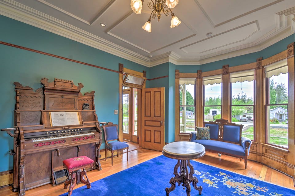 Historic, Victorian Villa w/ Park On-Site Villa in Hood Canal
