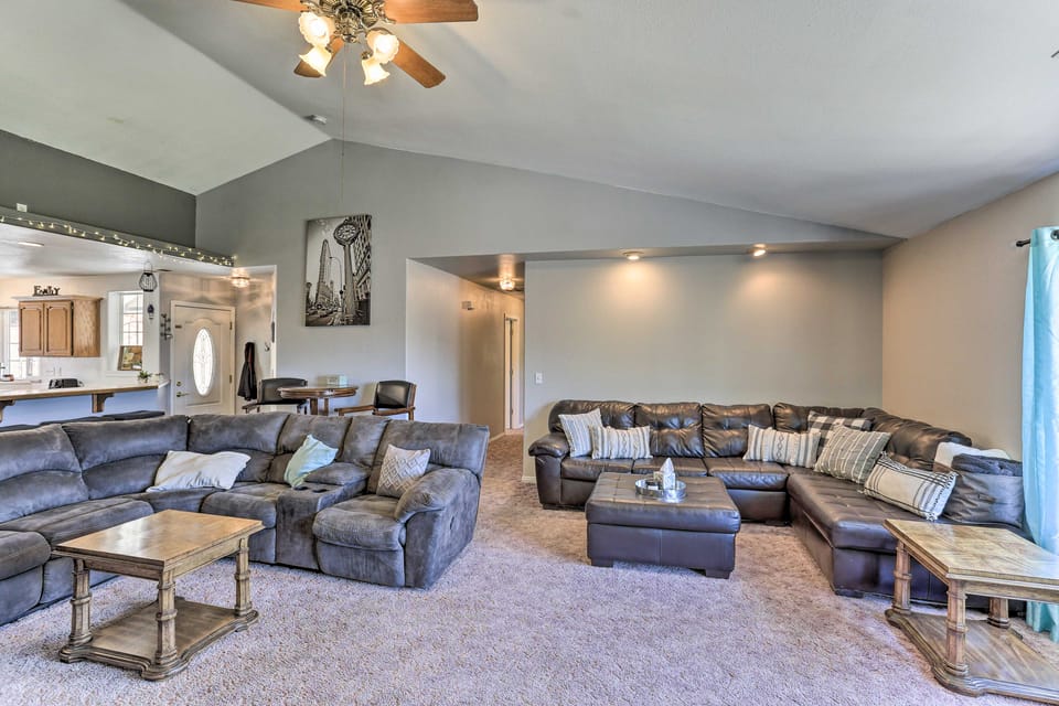 Private Pool & Game Room: Family Weaverville Gem House in California
