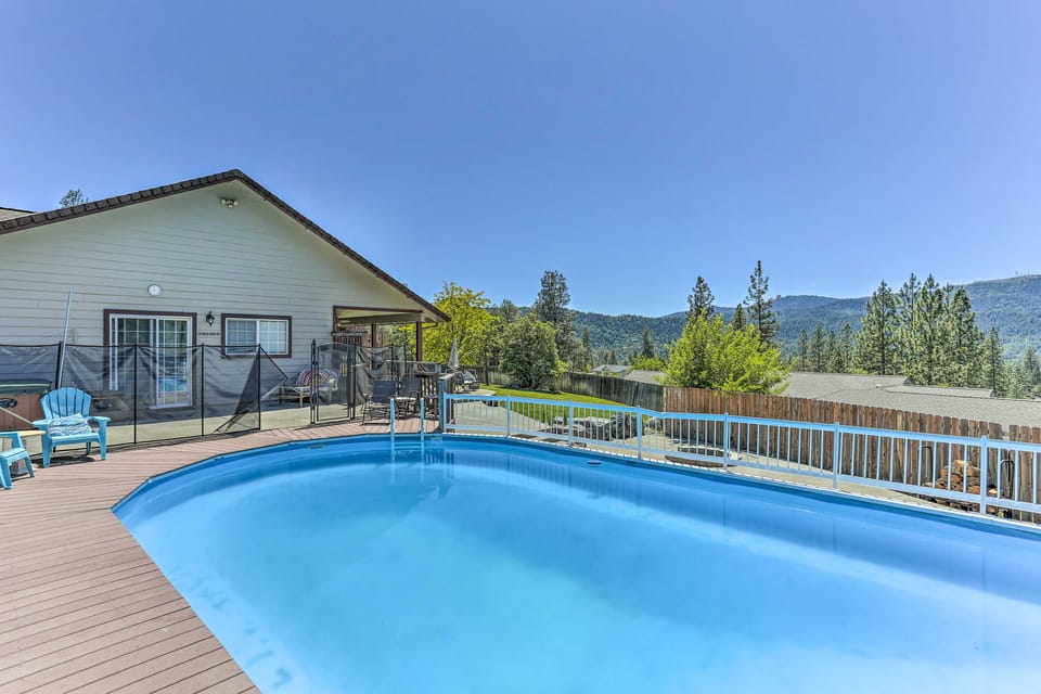Private Pool & Game Room: Family Weaverville Gem House in California