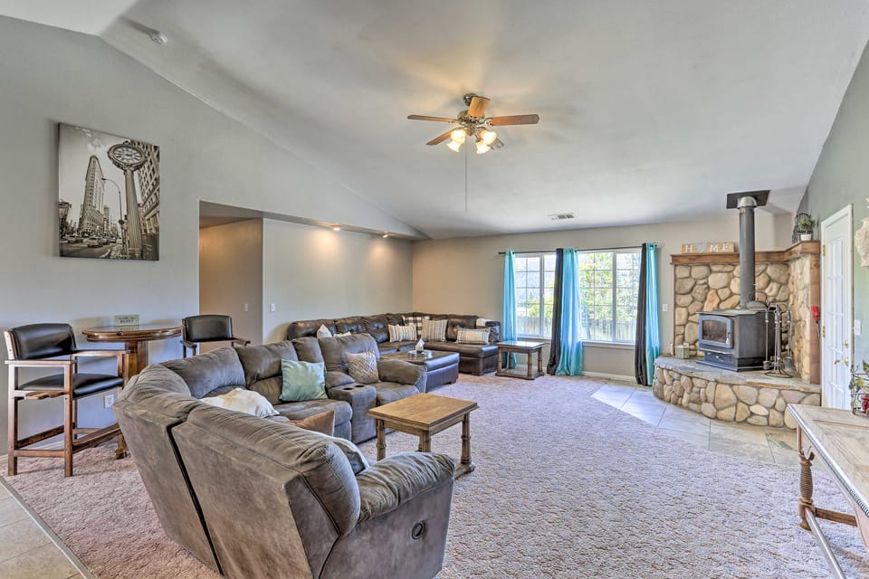 Private Pool & Game Room: Family Weaverville Gem House in California