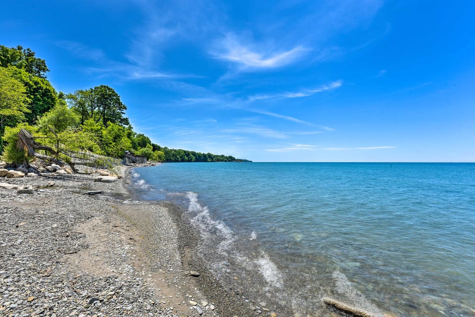 Charming Lake Erie Getaway: Walk to Beach! House in Lake Erie