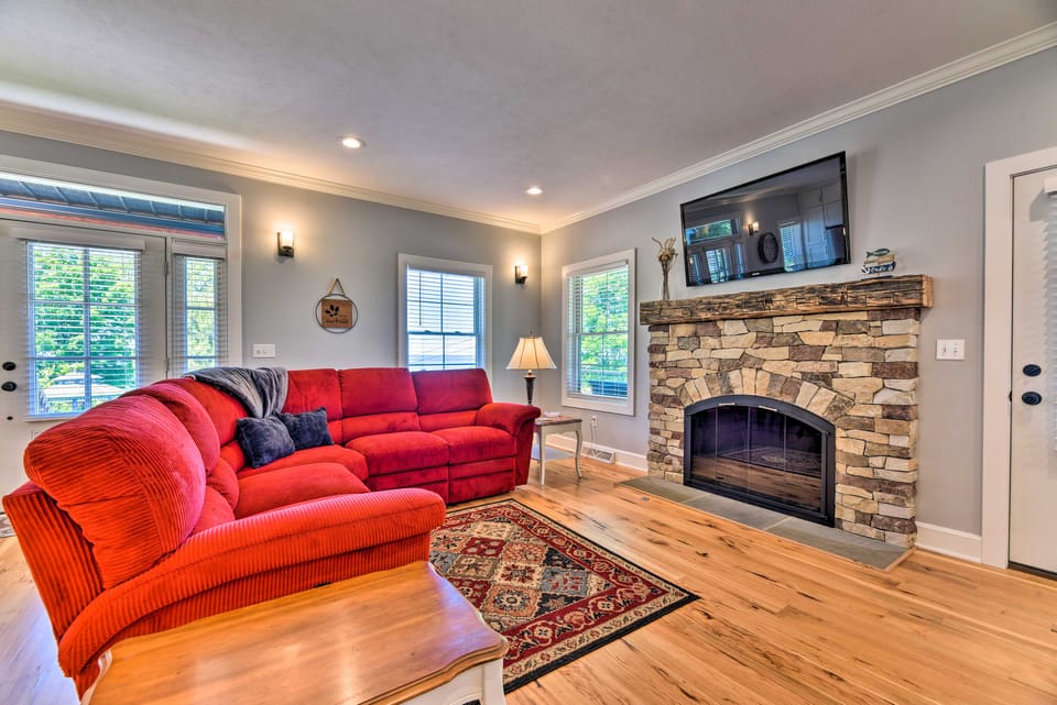 Charming Lake Erie Getaway: Walk to Beach! House in Lake Erie